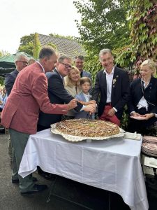 Appeltaatefest 2023 - Schützenkönig Christoph Heusgen (r.) schnitt mit Edelknabenkönig Samuel Appelfeller, Schützenpräsident Martin Flecken (l.) und Thomas Schommers als Gastgeber die Ehren-Appeltaate an.