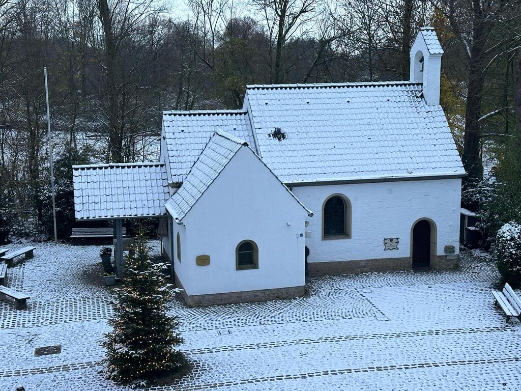 Bild der verschneiten Corneliuskapelle in Selikum